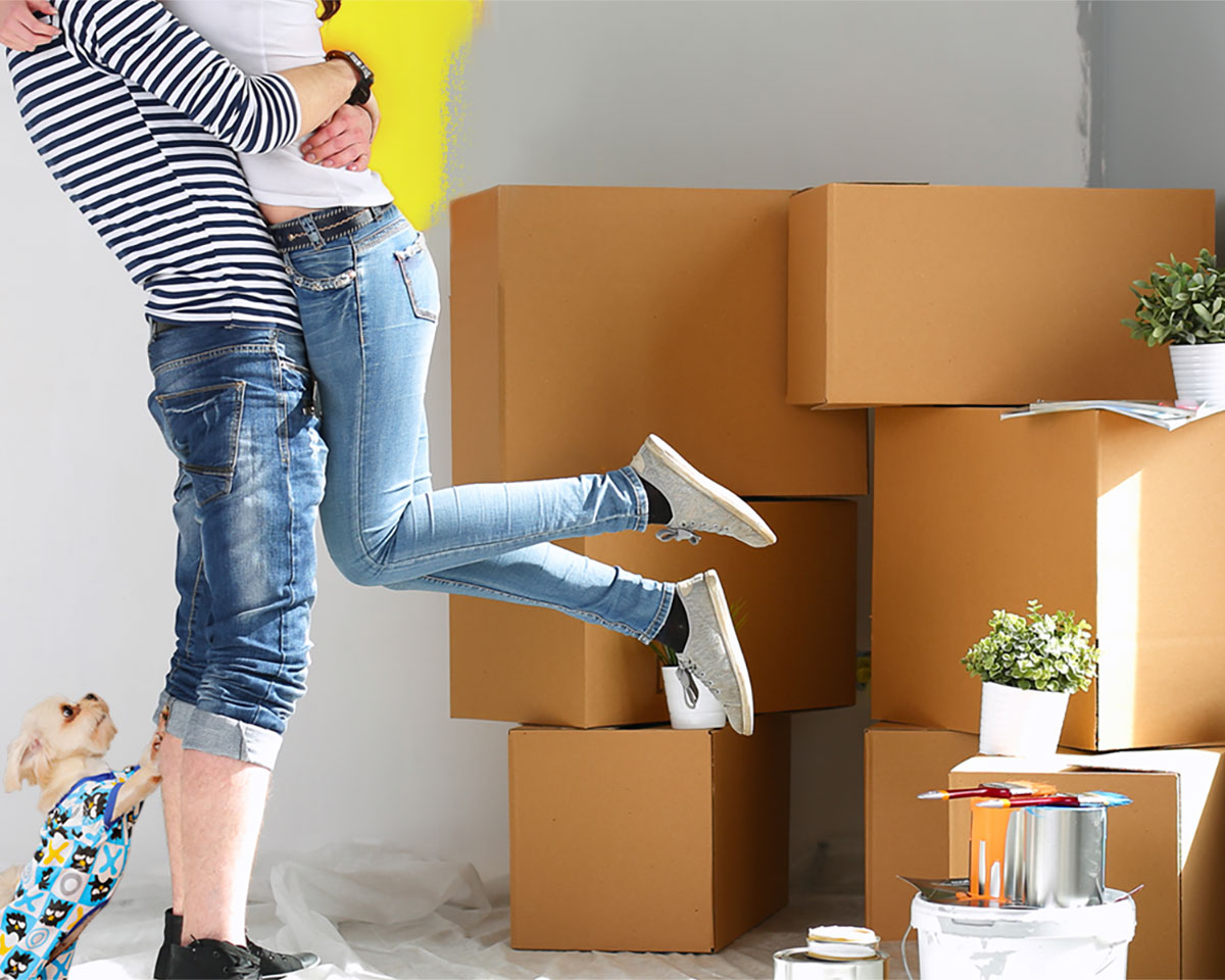 couple-dog-move-house