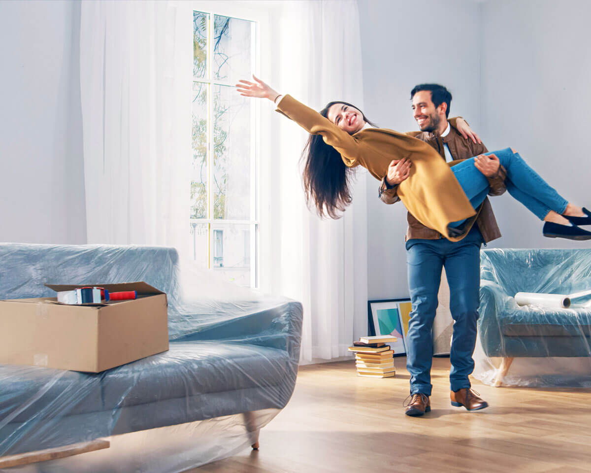 couple-happy-packing